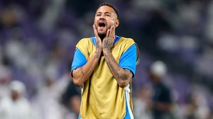 El calvario de Neymar llegó a su fin: volvió a jugar un año después, le ganó al equipo de Crespo y predijo un penal, pero no le hicieron caso